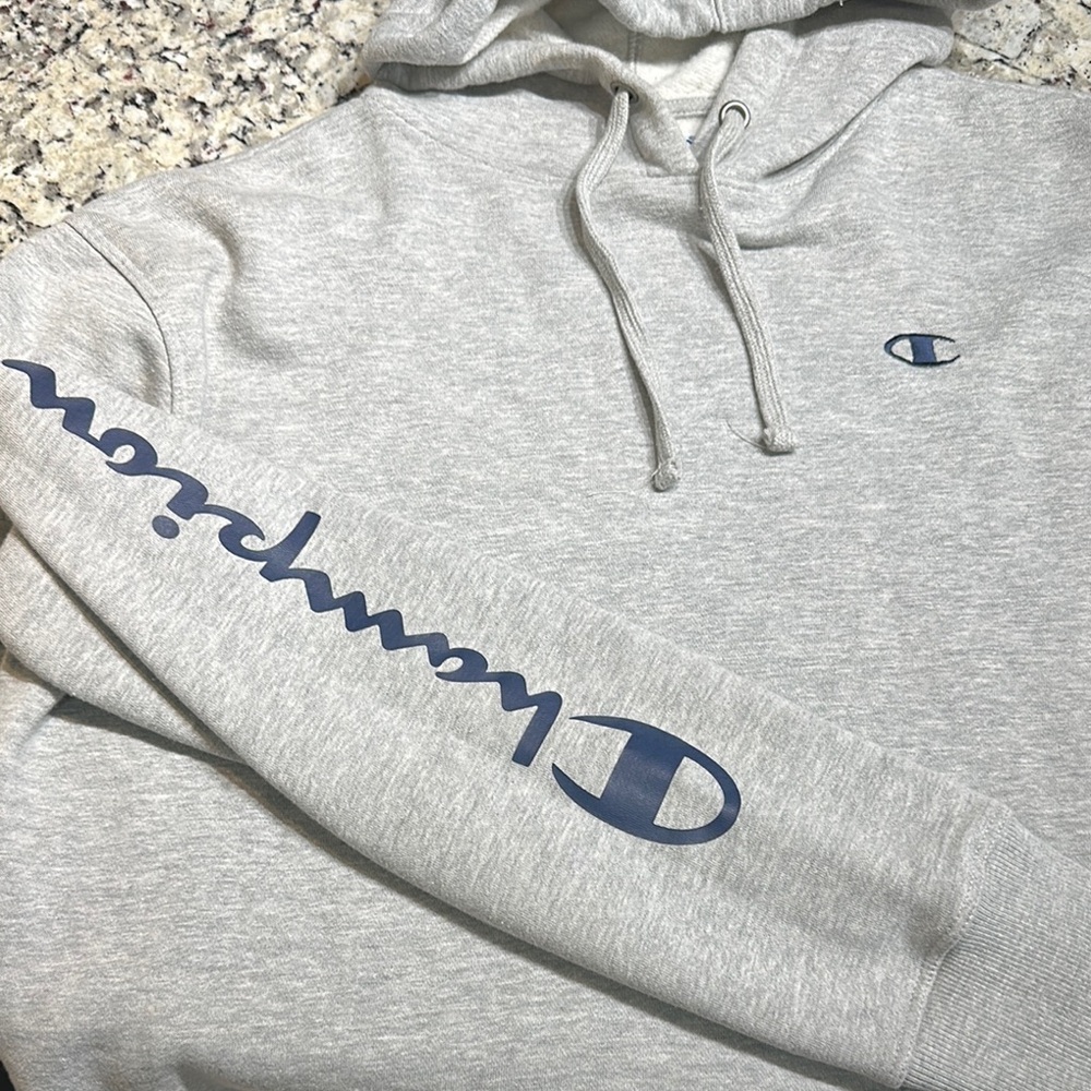 Champion Women’s Cropped Gray Hoodie Sweatshirt Logo Pullover Size Medium - Picture 3 of 8
